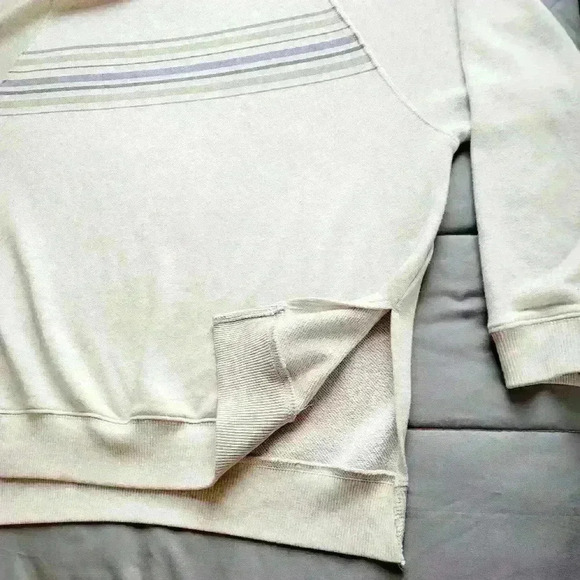 American Eagle, ahh-mazingly soft sweatshirt Oversized fit. small hole see pic - Picture 7 of 9